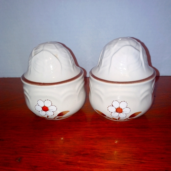 Accents Vintg Mayblossom Salt Pepper Set Cumberland Hearthside